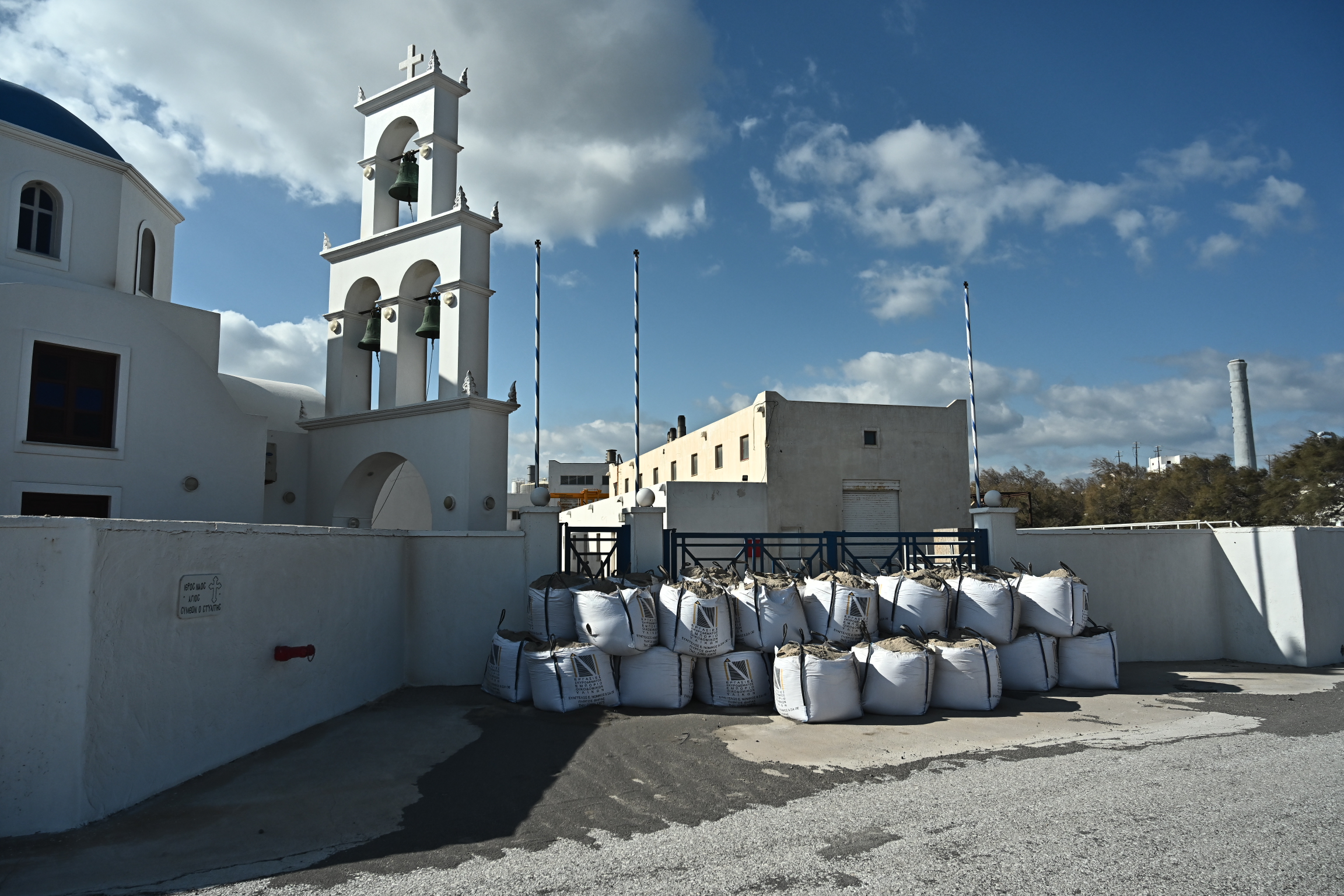 Σαντορίνη: Τα επικίνδυνα σημεία και η καθημερινότητα των κατοίκων με τα Ρίχτερ – Οδοιπορικό του ΕΡΤNews