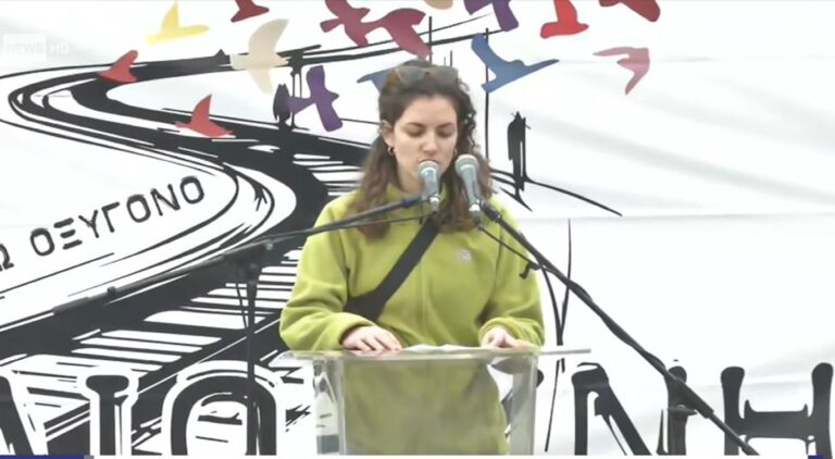 «Είναι η πρώτη φορά που παίρνουμε πίσω το κλεμμένο μας οξυγόνο» – «Παρών» φώναξε το πλήθος στην ανάγνωση των 57 ονομάτων