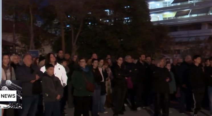 Καλαμπάκα: Τρισάγιο στον σιδηροδρομικό σταθμό στην μνήμη θυμάτων του δυστυχήματος των Τεμπών