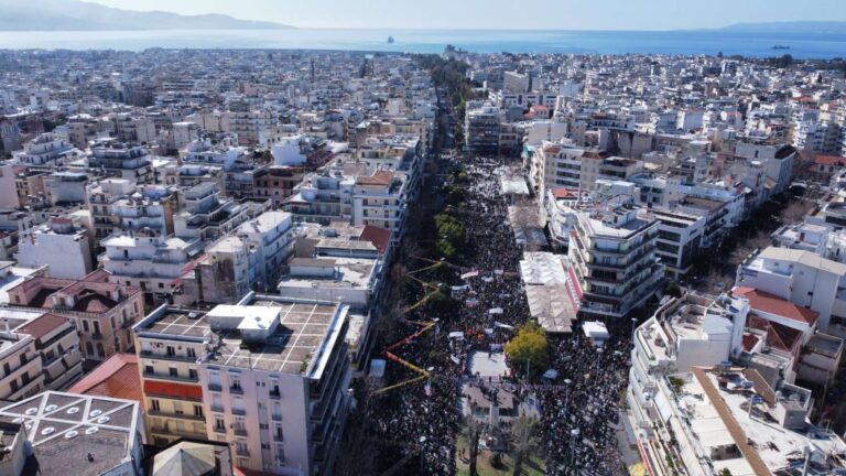 Χιλιάδες πολίτες στο συλλαλητήριο για τα Τέμπη στην πλατεία της Καλαμάτας (βίντεο)