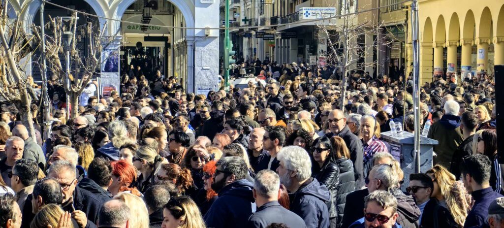 Κινητοποιήσεις για Τέμπη: Ασφυκτικά γεμάτη η πλατεία Γεωργίου στην Πάτρα