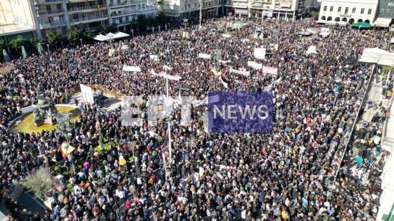 Κινητοποιήσεις για Τέμπη: Ασφυκτικά γεμάτη η πλατεία Γεωργίου στην Πάτρα