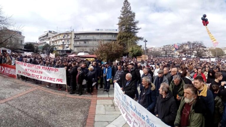 Τρίκαλα: Χιλιάδες πολίτες στην πλατεία Ρήγα Φεραίου στην συγκέντρωση για τα Τέμπη