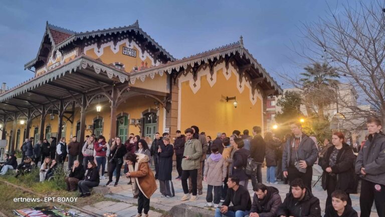 Συγκέντρωση εργατικών σωματείων στο σιδηροδρομικό σταθμό του Βόλου για την τραγωδία των Τεμπών