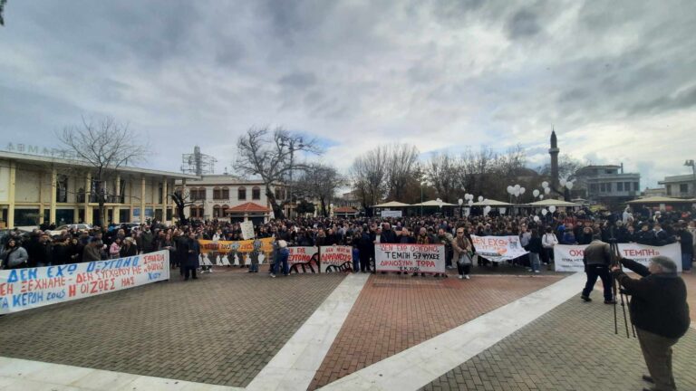 Πολυπληθής η συγκέντρωση για τα δύο χρόνια από την τραγωδία των Τεμπών στην Χίο