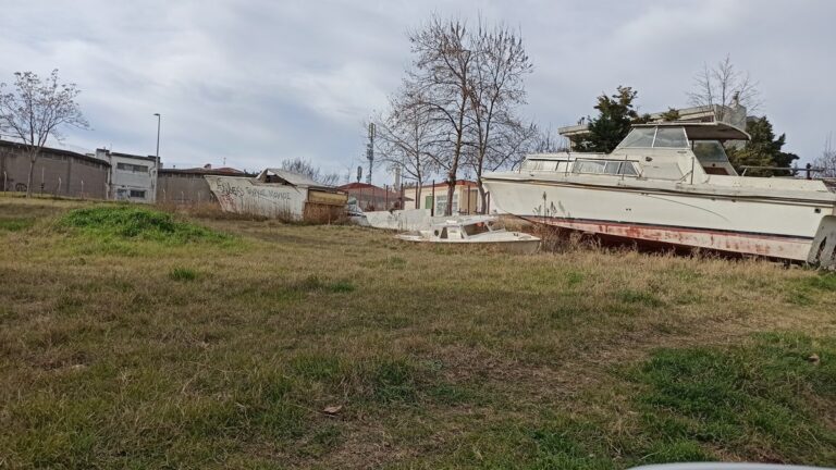 Θεσσαλονίκη: Άφησε βάρκες και σκάφη σε ξένο οικόπεδο προκαλώντας ρύπανση