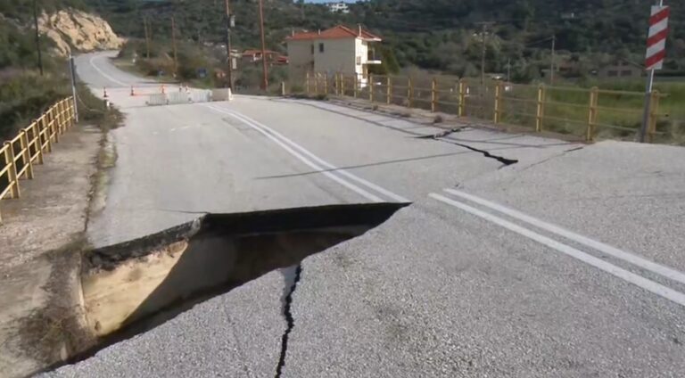 Κομμένη στα δύο η Σιθωνία – Χωρίς γέφυρα στην Τορώνη, κατολισθήσεις στο Πόρτο Κουφό