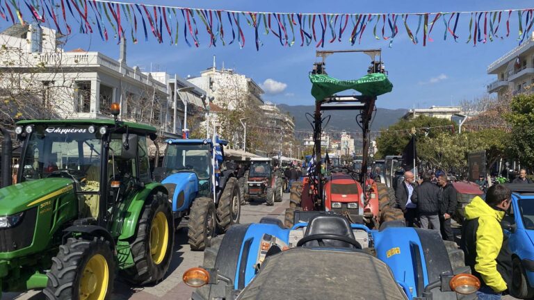“Απόβαση” τρακτέρ από όλη τη Μεσσηνία στην κεντρική πλατεία Καλαμάτας