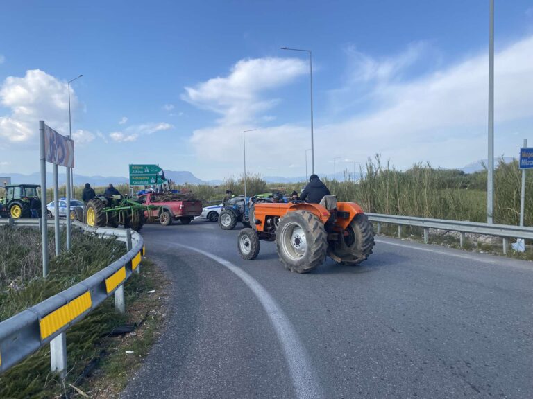 Καλαμάτα: Έκλεισαν, για μία ώρα, τον δρόμο του αεροδρομίου οι αγρότες της Μεσσηνίας