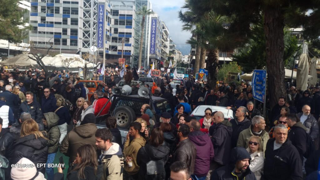 Σε εξέλιξη η μεγαλειώδης πορεία για τα Τέμπη στο Βόλο-Πάνω από 35.000 πολίτες συμμετέχουν