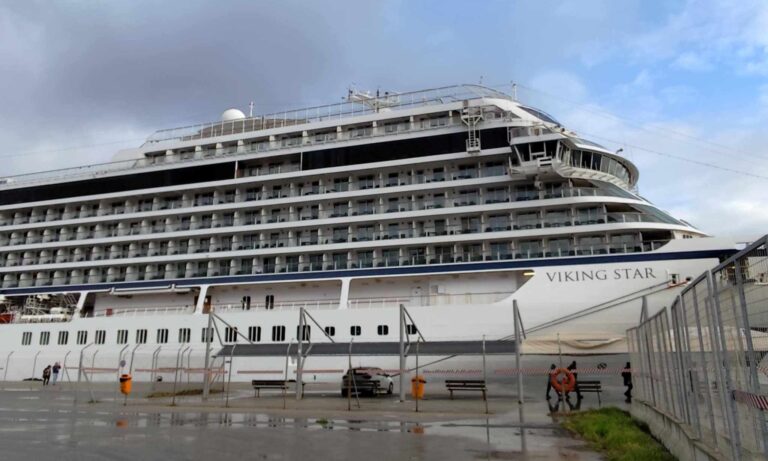 Το κρουαζιερόπλοιο Viking Star με 893 επιβάτες έδεσε στη Σούδα αντί για το λιμάνι της Σαντορίνης