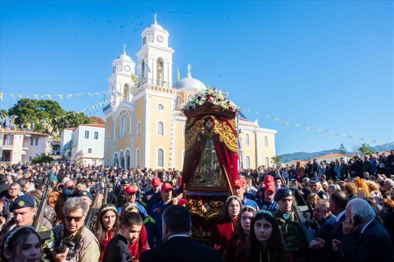 Καλαμάτα: Χιλιάδες κόσμου στον εορτασμό της πολιούχου «Παναγίας Υπαπαντής» (φωτογραφίες)