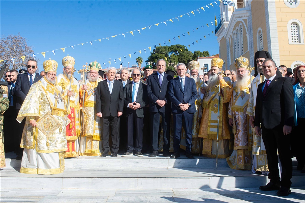 Καλαμάτα: Χιλιάδες κόσμου στον εορτασμό της πολιούχου «Παναγίας Υπαπαντής» (φωτογραφίες)