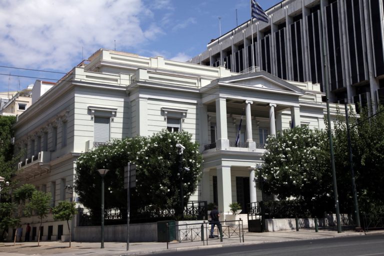 ΥΠΕΞ για την επέτειο της ρωσικής εισβολής στην Ουκρανία: «Μόνη λύση η δίκαιη και διαρκής ειρήνη»
