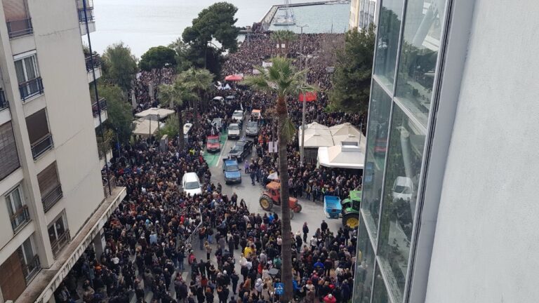 Σε εξέλιξη η μεγαλειώδης πορεία για τα Τέμπη στο Βόλο-Πάνω από 35.000 πολίτες συμμετέχουν