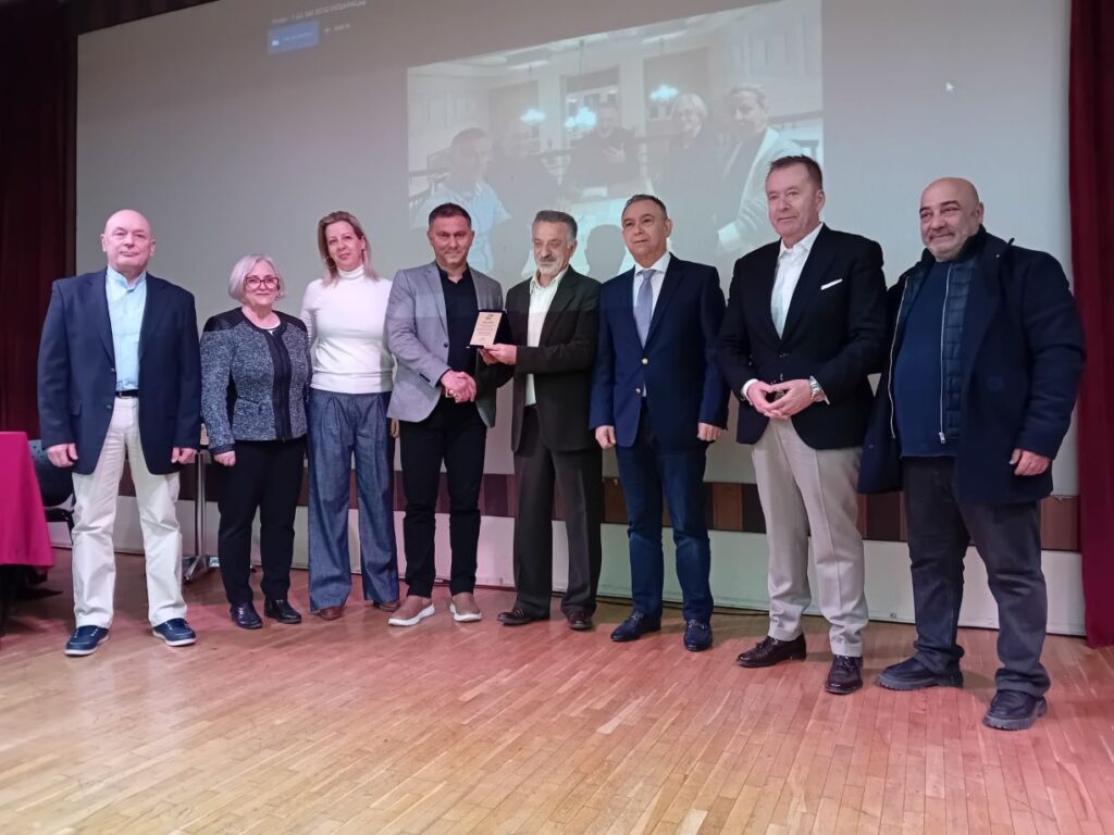 Την ασημένια παραολυμπιονίκη Λήδα Μανθοπούλου, αθλητές και αθλήτριες που διακρίθηκαν, βράβευσε ο Πελασγός Λάρισας
