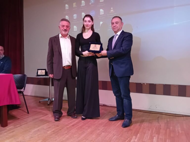 Την ασημένια παραολυμπιονίκη Λήδα Μανθοπούλου, αθλητές και αθλήτριες που διακρίθηκαν, βράβευσε ο Πελασγός Λάρισας