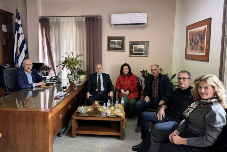 Τη Διεύθυνση Πρωτοβάθμιας Εκπαίδευσης Τρικάλων επισκέφτηκε ο αντιπεριφερειάρχης Παιδείας της Περιφέρειας Θεσσαλίας