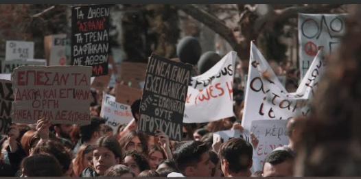 Λάρισα: Έκθεση φωτογραφίας για τα 2 χρόνια από την τραγωδία στα Τέμπη