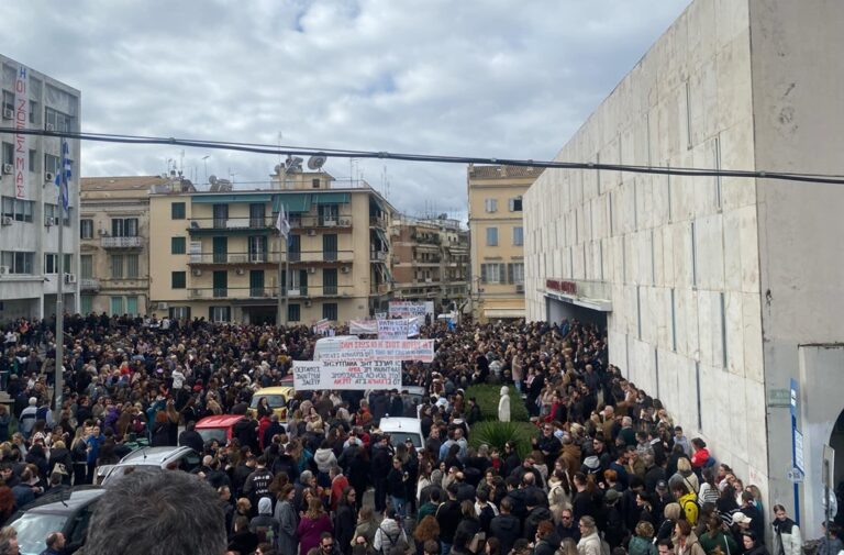 Κέρκυρα: «Βουλιάζει» η πόλη – Χιλιάδες πολίτες στην συγκέντρωση για τα Τέμπη