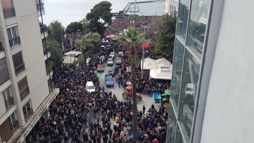 Σε εξέλιξη η μεγαλειώδης πορεία για τα Τέμπη στο Βόλο-Πάνω από 35.000 πολίτες συμμετέχουν