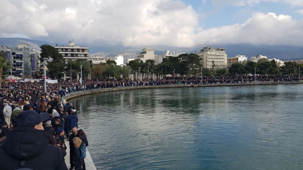 Σε εξέλιξη η μεγαλειώδης πορεία για τα Τέμπη στο Βόλο-Πάνω από 35.000 πολίτες συμμετέχουν