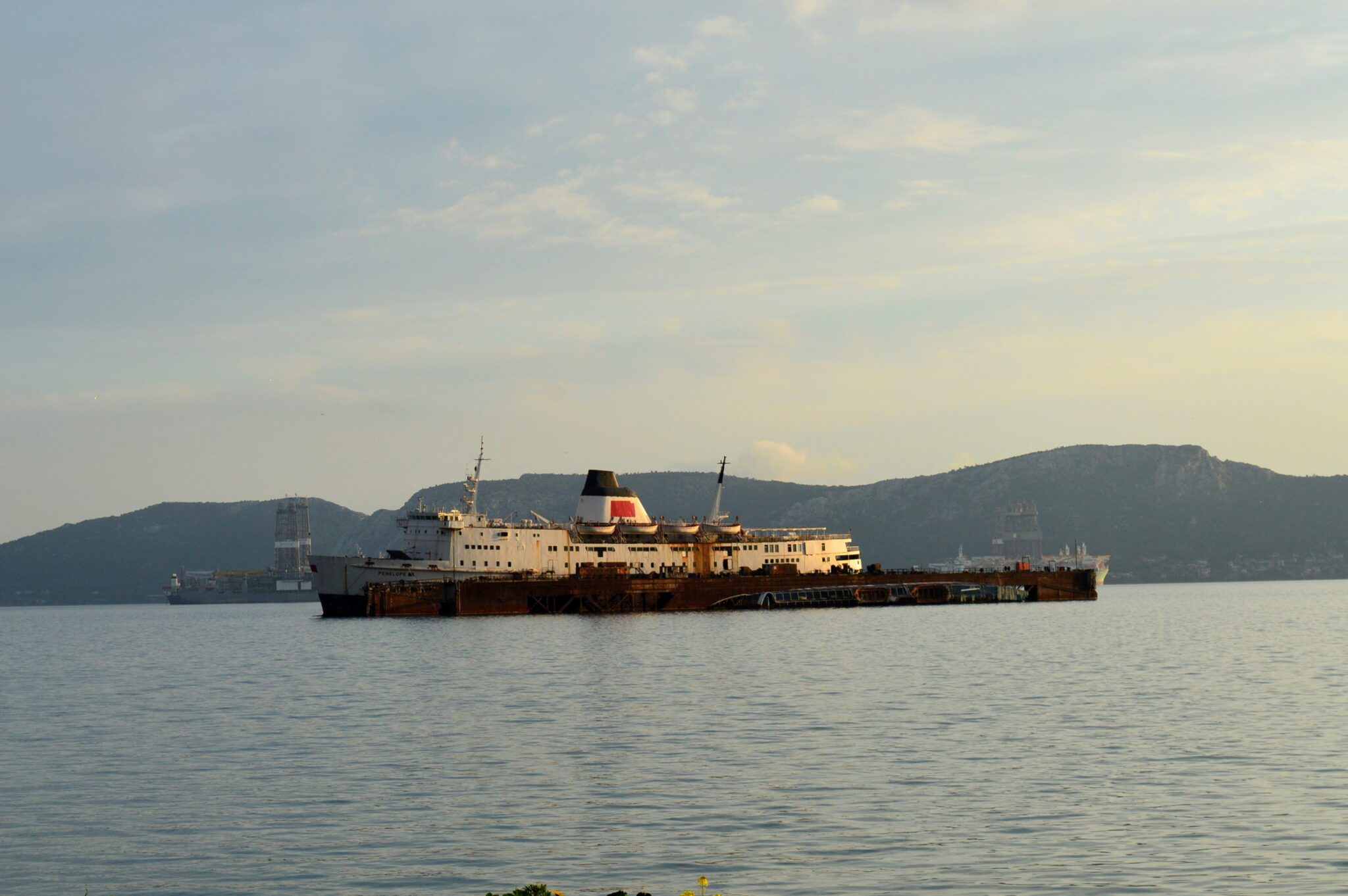 Οριστική απομάκρυνση πλοίου από την Ελευσίνα – Είχε εγκαταλειφθεί το 2013