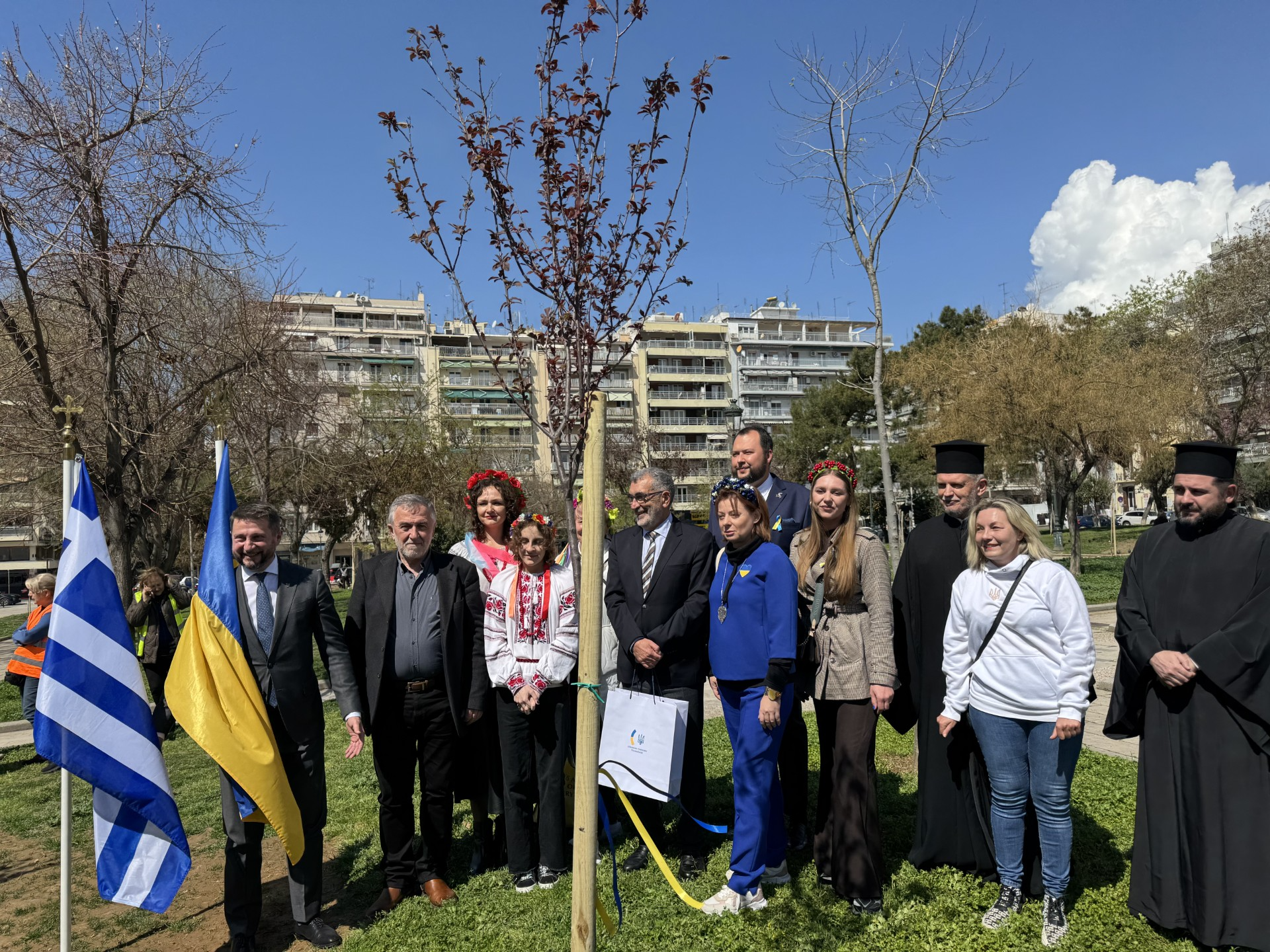 Θεσσαλονίκη: Είκοσι ένα δέντρα φυτεύτηκαν στην «καρδιά» της Θεσσαλονίκης συμβολίζοντας τη φιλία Ελλάδας – Ουκρανίας