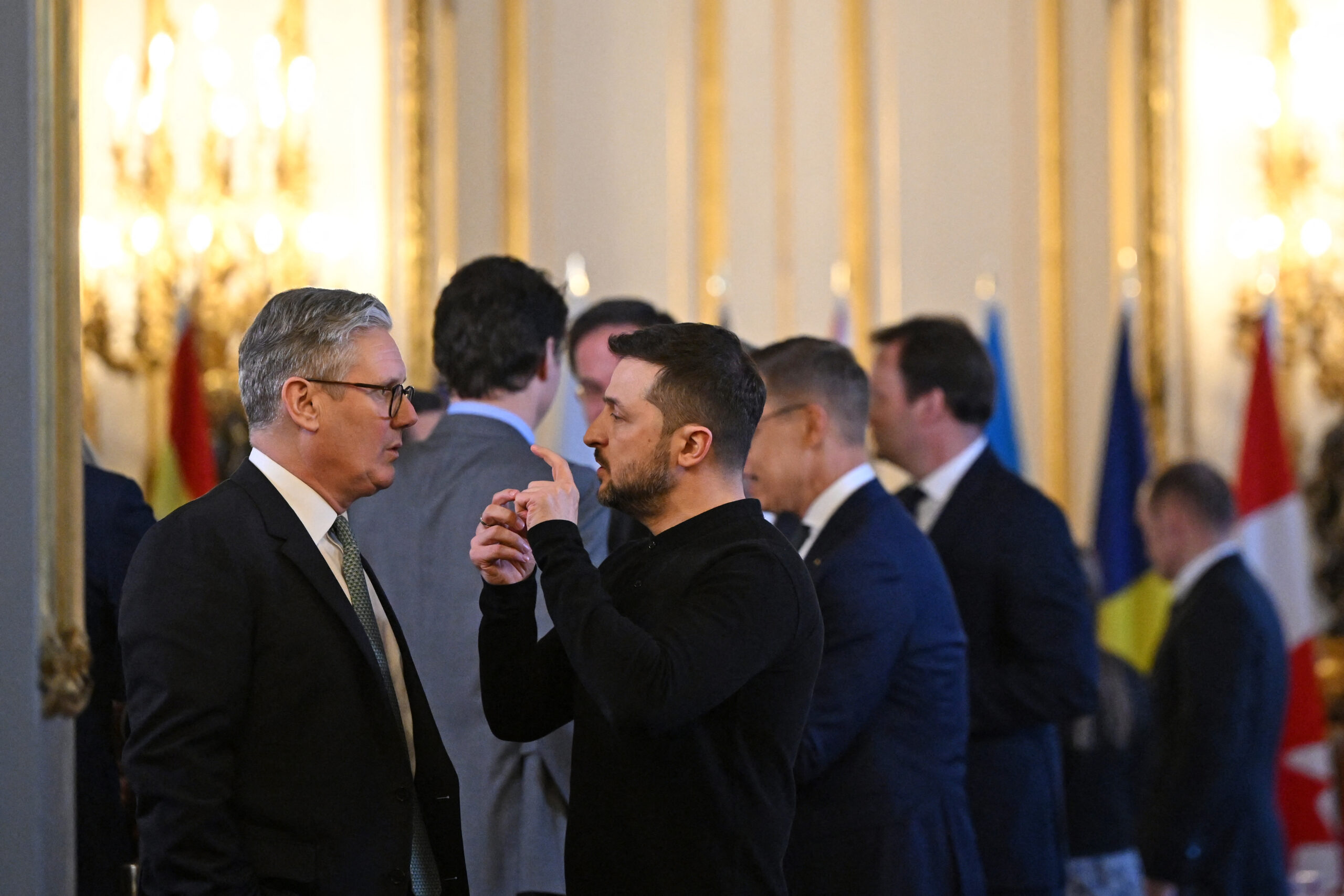 Για «στρατεύματα στο έδαφος και αεροπλάνα στον αέρα» επιμένει ο Στάρμερ – Απαξιωτική ανάρτηση Τραμπ για την Ευρώπη