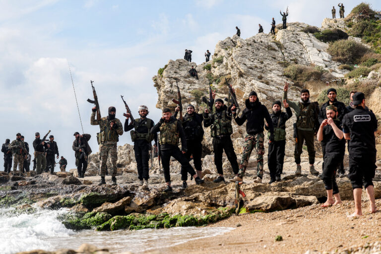 Εκατοντάδες οι νεκροί στη Συρία – «Δε θα επιτρέψουμε τον εμφύλιο πόλεμο», λέει ο Αλ Σαράα