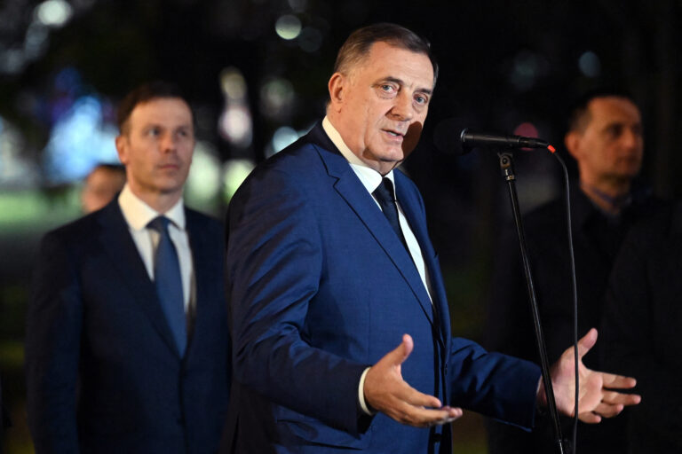 «Ελάτε να με συλλάβετε» απαντά ο Σερβοβόσνιος ηγέτης Μ. Ντόντικ στο ένταλμα που εξέδωσε η εισαγγελία στο Σαράγεβο
