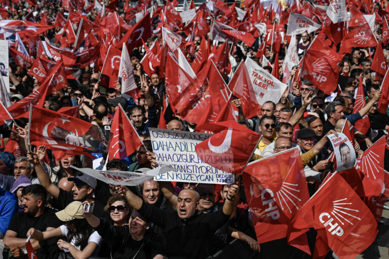 Ιμάμογλου: «Ποτέ μη χάνετε την ελπίδα, το έθνος θα κερδίσει» – Συνεχίζονται οι μαζικές διαδηλώσεις στην Κωνσταντινούπολη