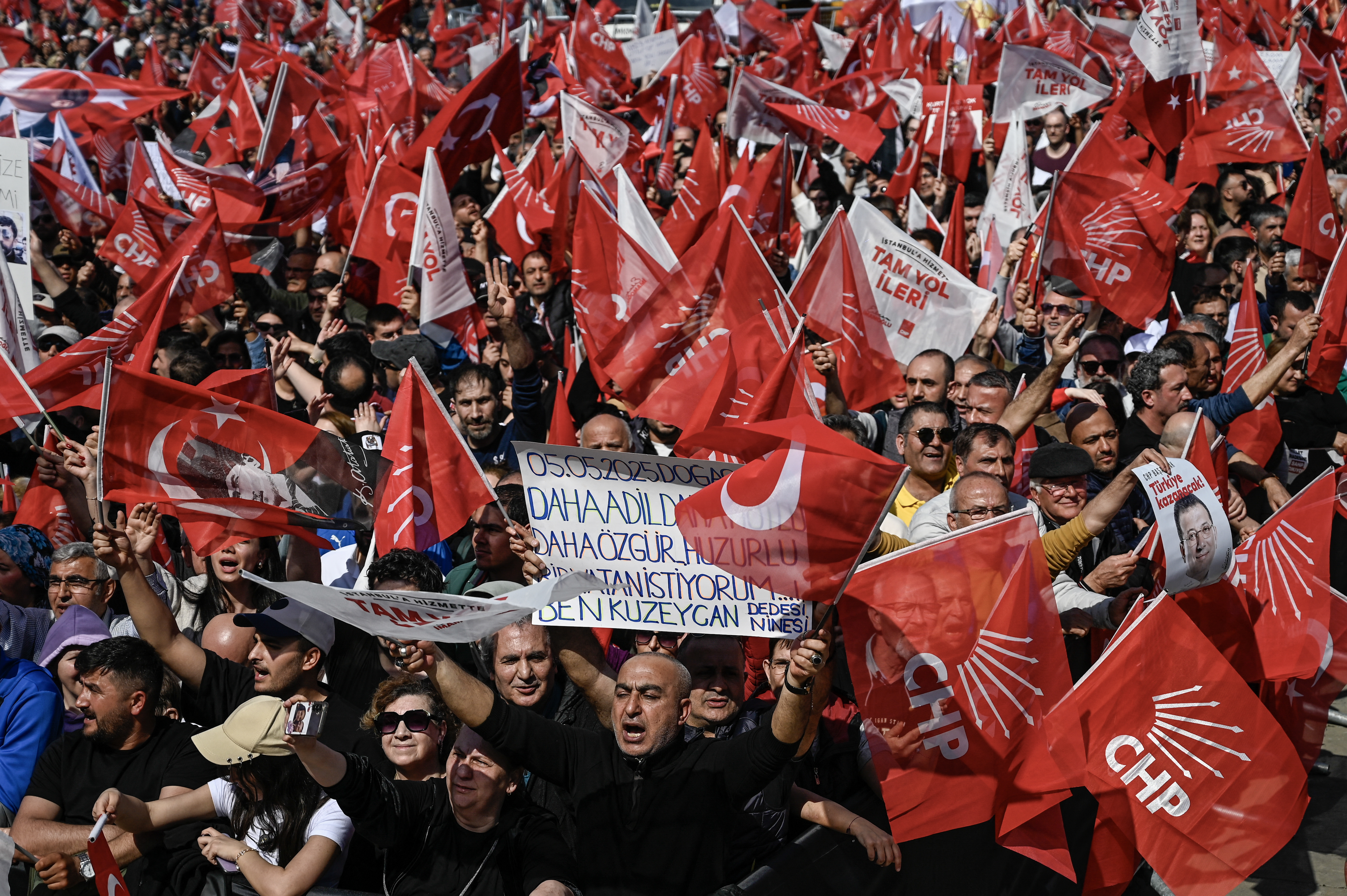 Ιμάμογλου: «Ποτέ μη χάνετε την ελπίδα, το έθνος θα κερδίσει» – Συνεχίζονται οι μαζικές διαδηλώσεις στην Κωνσταντινούπολη