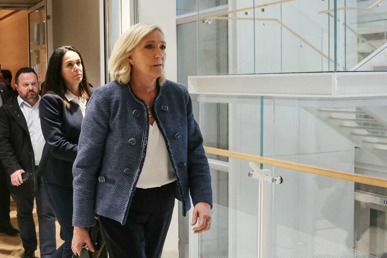 Ένοχη η Λεπέν: Στέρηση πολιτικών δικαιωμάτων για πέντε χρόνια – Καταδικάστηκε σε τέσσερα χρόνια φυλάκιση