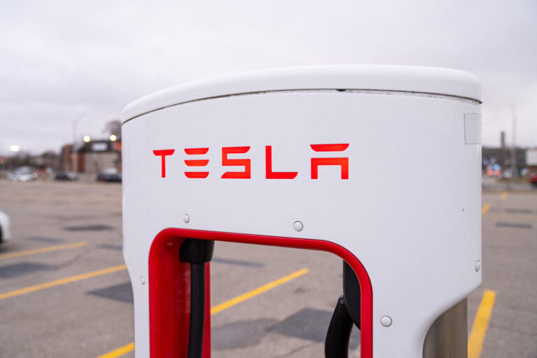 Tesla: Οι πωλήσεις στην Ευρώπη καταρρέουν καθώς αυξάνονται οι αντιδράσεις κατά του Ιλον Μασκ