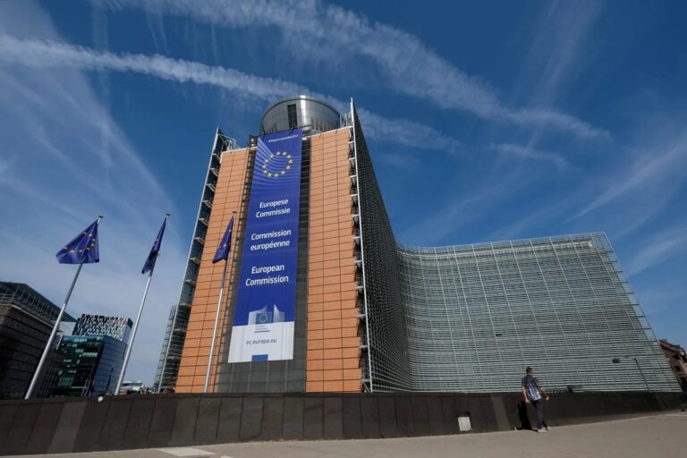 Η ΕΕ παρατείνει για 6 μήνες τις κυρώσεις σε περίπου 2.000 Ρώσους πολιτικούς και επιχειρηματίες – «Υποχώρηση» Όρμπαν