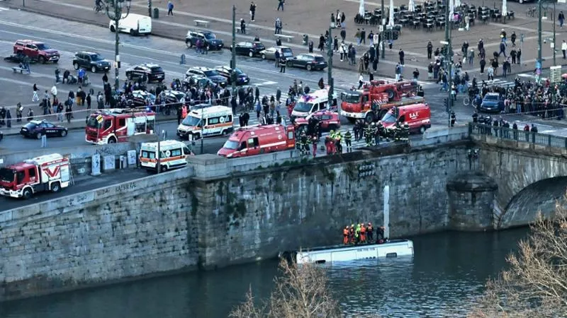 Ιταλία: Τουριστικό λεωφορείο έπεσε στον ποταμό Πάδο του Τορίνο – Πληροφορίες για έναν νεκρό