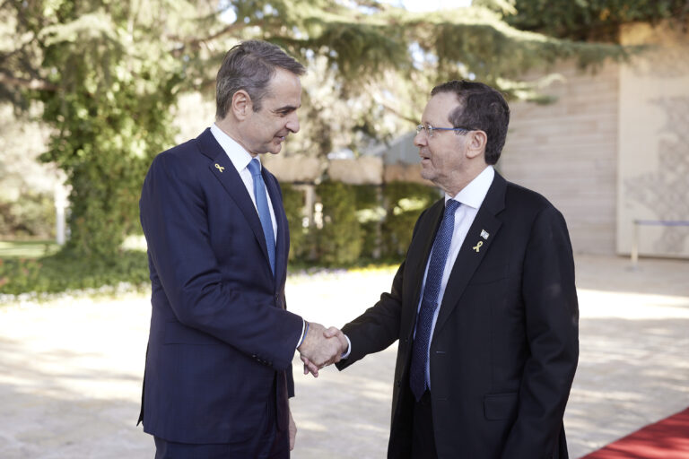 Συνάντηση Μητσοτάκη με Χέρτζογκ: Θερμή υποδοχή του Πρωθυπουργού στο Ισραήλ – Σκληρή γλωσσα για τη Χαμάς από τον Ισραηλινό πρόεδρο