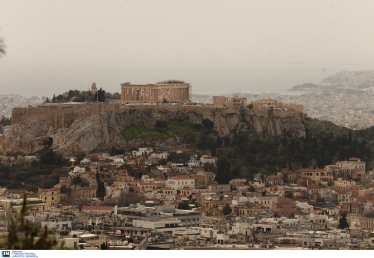 Καιρός: 25η Μαρτίου με συννεφιά, ζέστη και σκόνη, βροχές στα δυτικά και βόρεια – Πρόγνωση από την Α. Τυράσκη