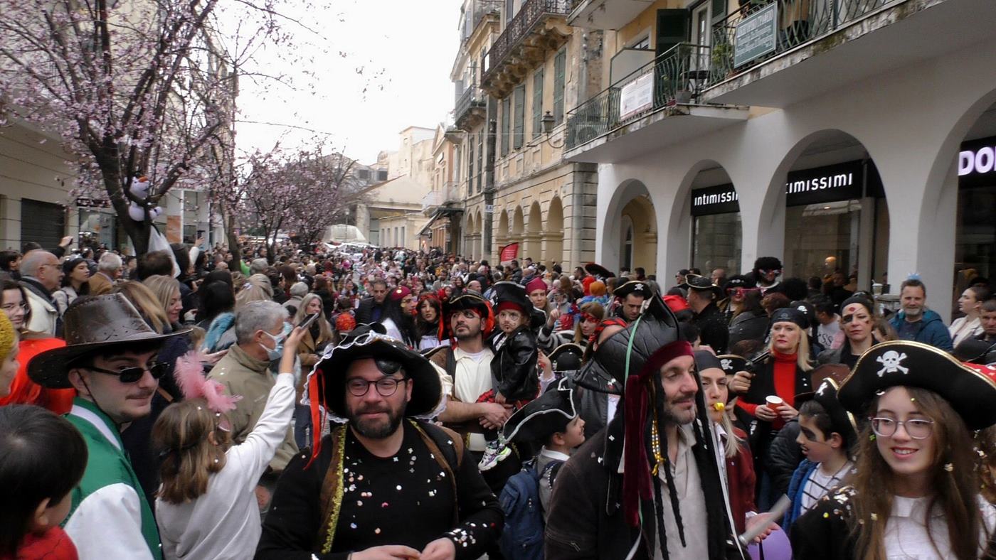 Φαντασία, χιούμορ, αστείρευτο κέφι στο καρναβάλι της Κέρκυρας (εικόνες και βίντεο)