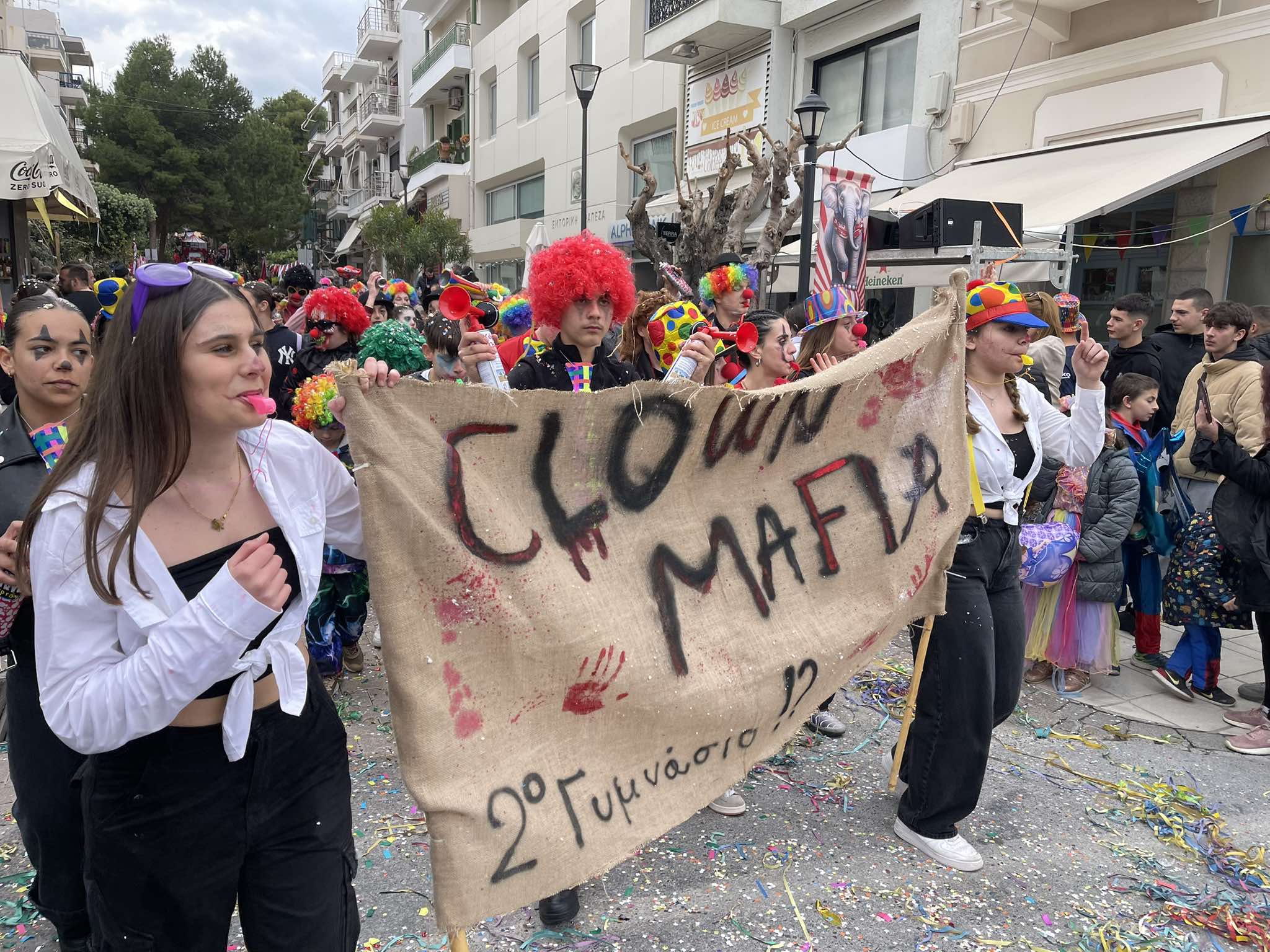 «Τσίρκο γκλάμουρ» στον Άγιο Νικόλαο της Κρήτης με κέφι και μπρίο (εικόνες – βίντεο)