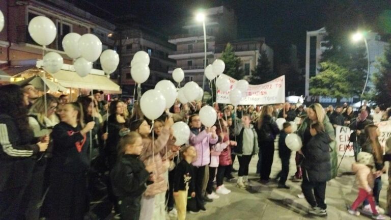 Γρεβενά: Συλλαλητήριο για τα θύματα των Τεμπών – Η Αθανασία Μπουρνάζη διάβασε τα 57 ονόματα, ανάμεσα σε αυτά του αδερφού και του πατέρα της (βίντεο)