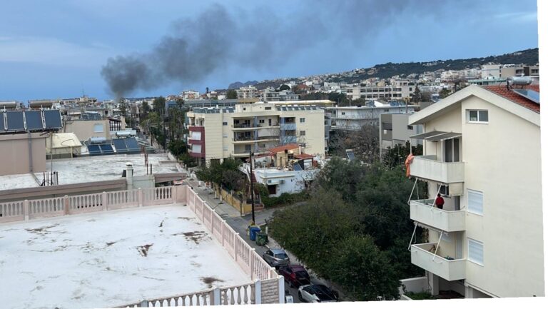 Χανιά: “Λαμπάδιασε” εγκαταλελειμμένο τροχόσπιτο