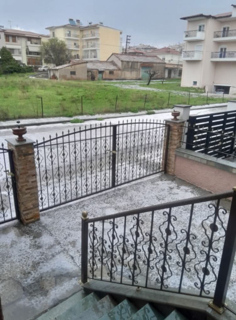 Έντονη χαλαζόπτωση έπληξε την Κοζάνη το μεσημέρι της Κυριακής