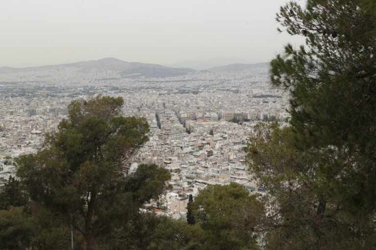 Αφρικανική σκόνη: Περιορισμό εξωτερικών δραστηριοτήτων συνιστούν οι επιστήμονες – Πότε εξασθενεί το φαινόμενο