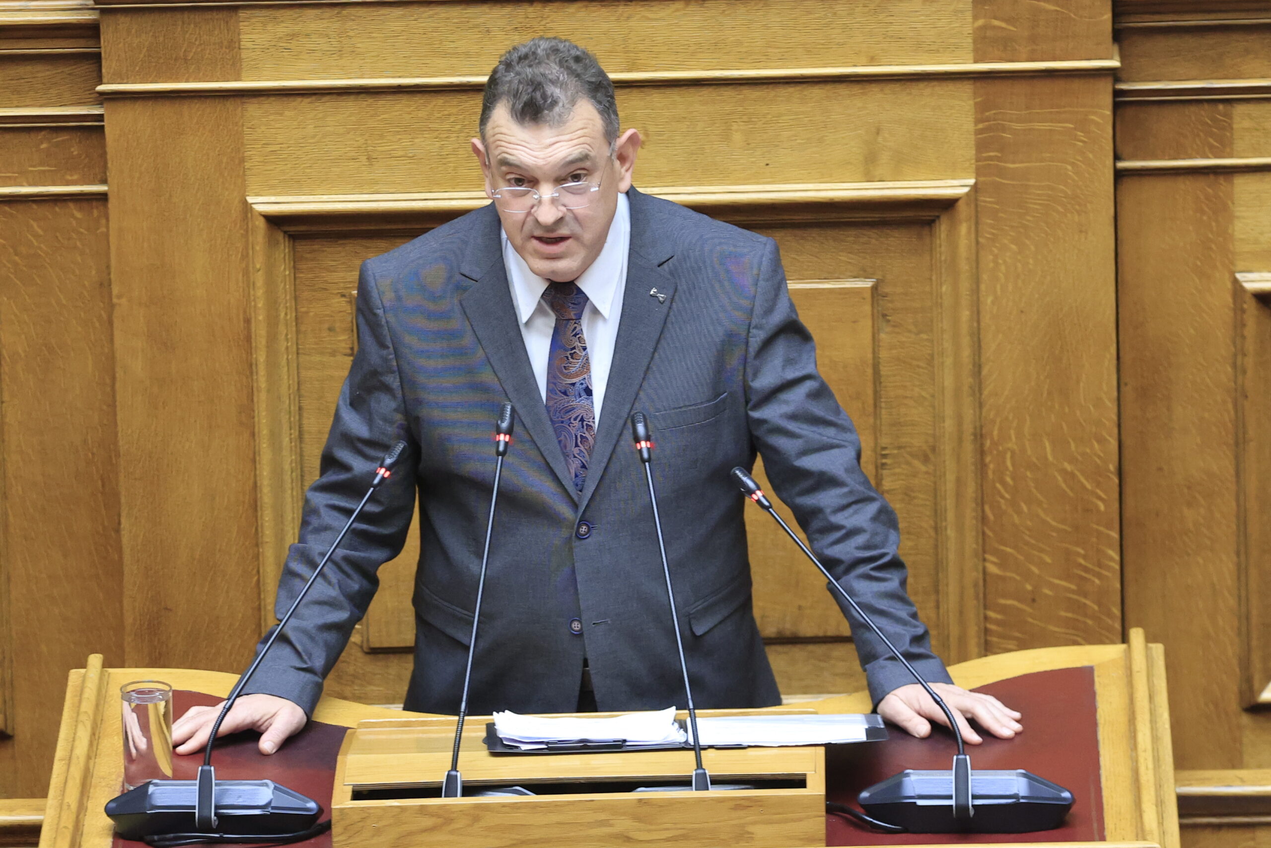 Συνελήφθη βουλευτής της Νίκης γιατί έσπασε τζαμαρία στην Εθνική Πινακοθήκη