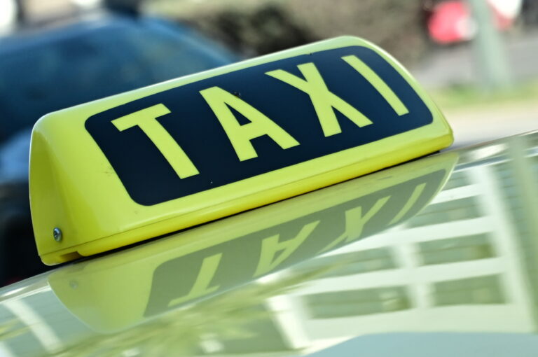 Πικέρμι: Μεθυσμένος οδηγός ταξί συνελήφθη για τροχαίο με δύο τραυματίες
