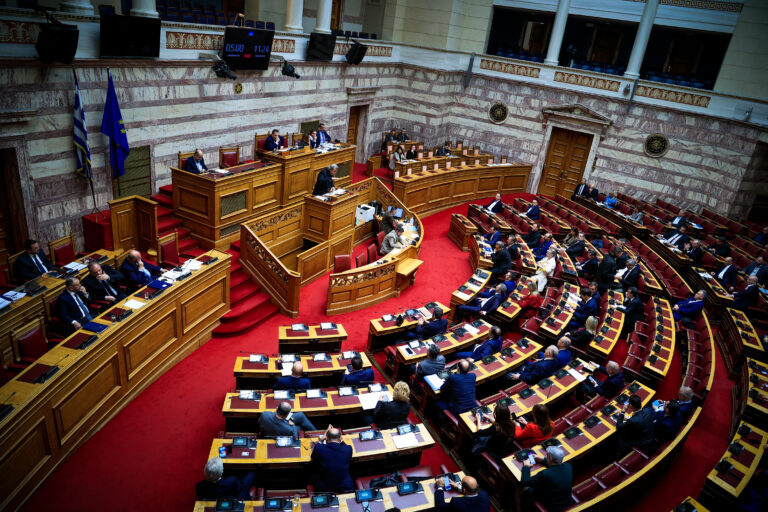 Αιχμηρή κριτική από την αντιπολίτευση στην κυβέρνηση με αφορμή την παραίτηση Δοξιάδη