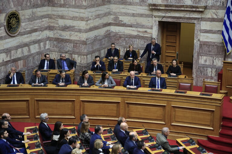 Έντονες αντιπαραθέσεις στη Βουλή στη συζήτηση επί της πρότασης δυσπιστίας – Κατηγορίες συγκάλυψης στην κυβέρνηση από την αντιπολίτευση