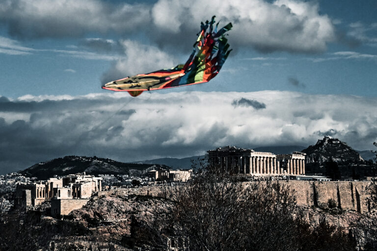 Λαϊκό γλέντι στον λόφο του Φιλοπάππου με φόντο τους πολύχρωμους χαρταετούς στον αττικό ουρανό